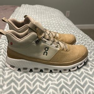 On cloud high top sneakers